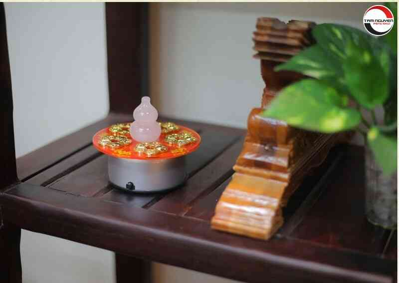 Vật phẩm Hoa Mai Chiêu Tài với đồng đỏ thượng phẩm mạ vàng 18K và hồ lô hồng ngọc