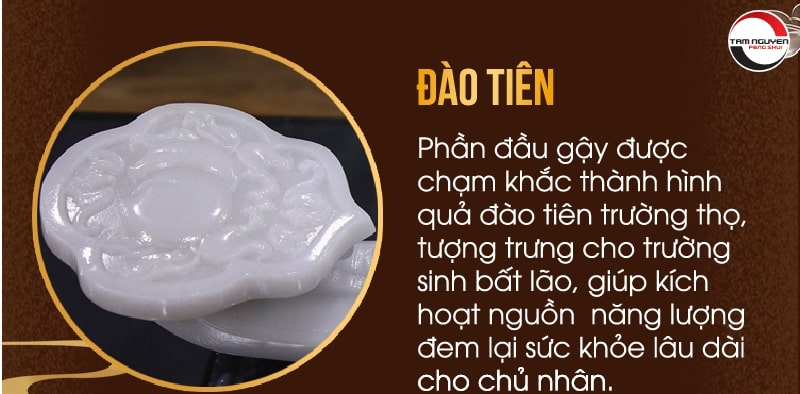Phần đầu gậy như ý được khắc hình quả đào tiên